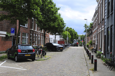 904390 Gezicht in de Zandhofsestraat te Utrecht, uit het westen, vanaf de kruising met de Poortstraat.
